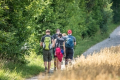 Einsame-Gruppe-von-hinten