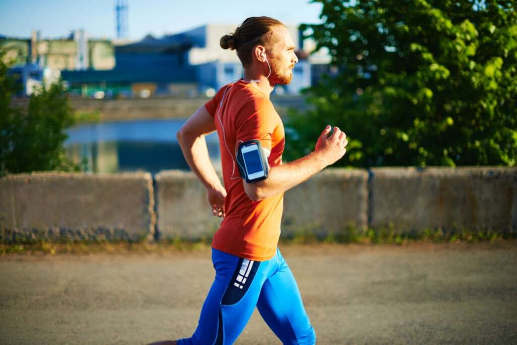 Wie lang geht ein Halbmarathon? Tabelle & Tipps zur Pace