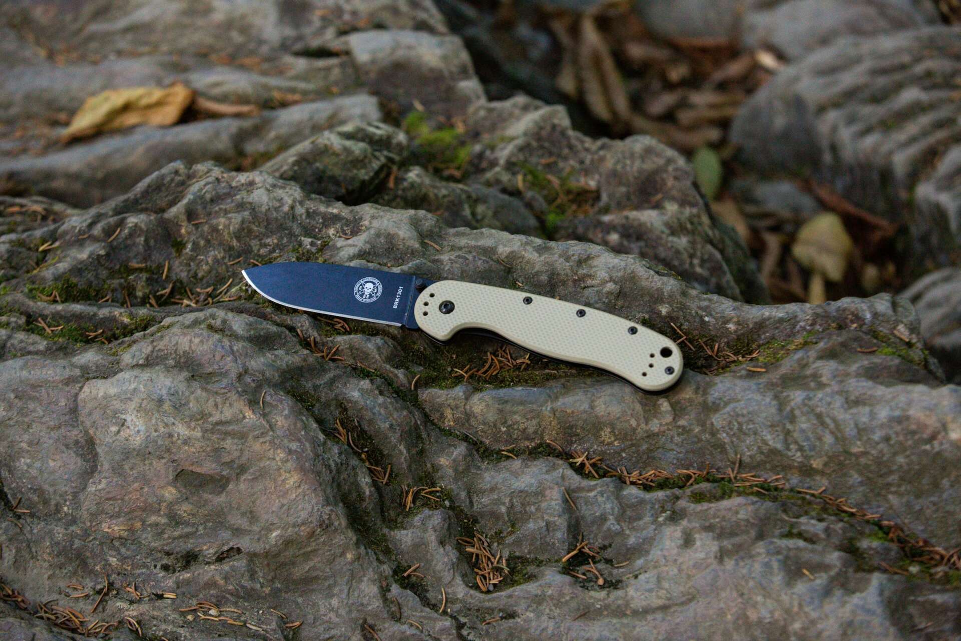 Taschenmesser zum Wandern: Kleines Messer liegt auf einem Felsen