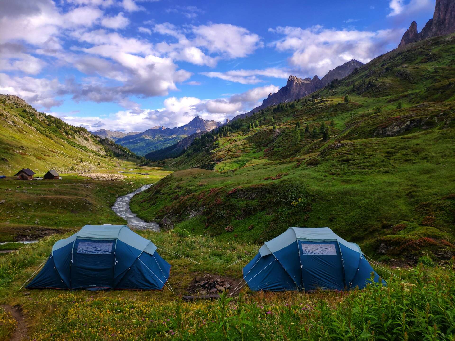 Zwei Zelte in der Natur: Alternative zum Biwak