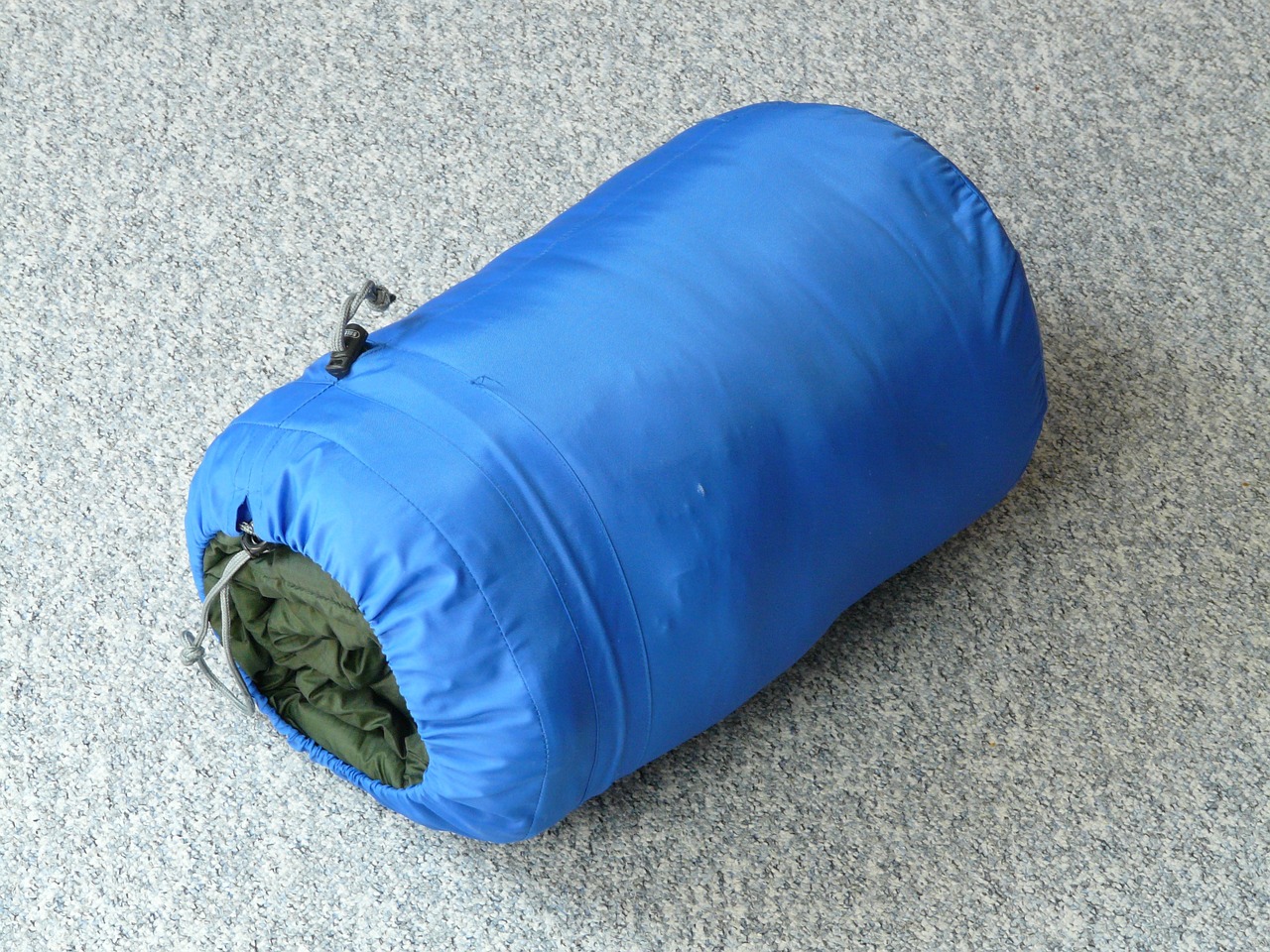 Ein blauer Biwaksack zum Biwakieren