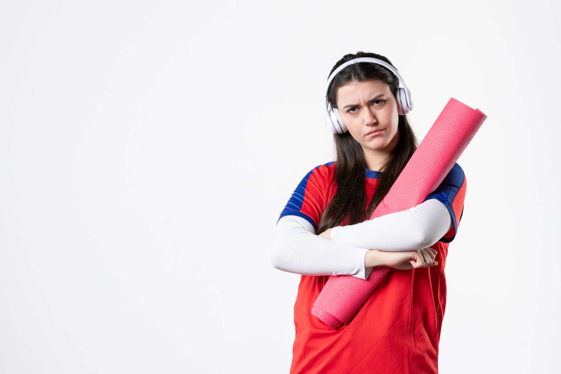 Eine Frau mit Yogamatte: Sport und Bewegung sind wichtig, um das Immunsystem zu stärken.