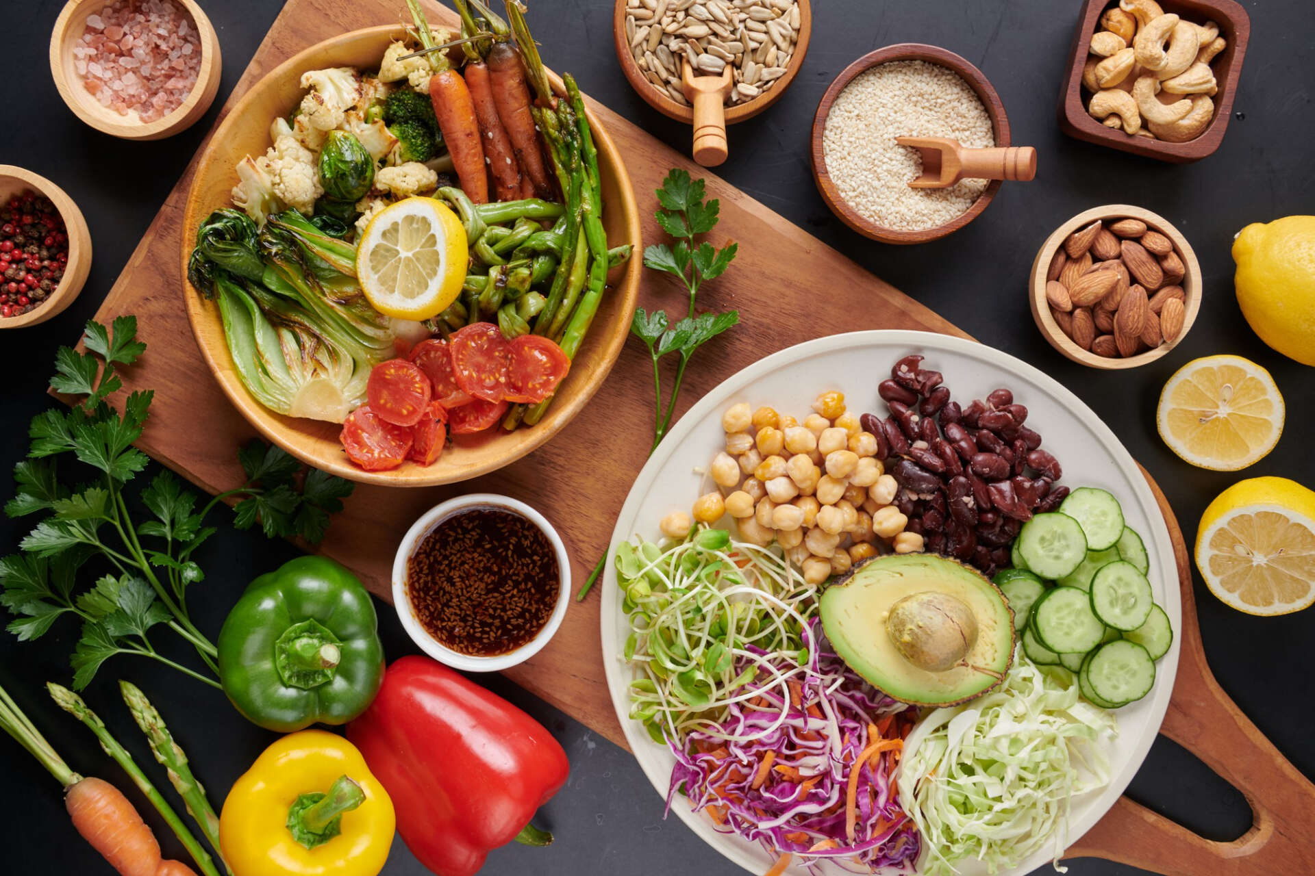 Immunsystem stärken mit gesunder Ernährung: Das Bild zeigt Obst, Gemüse und gesunde Fette.