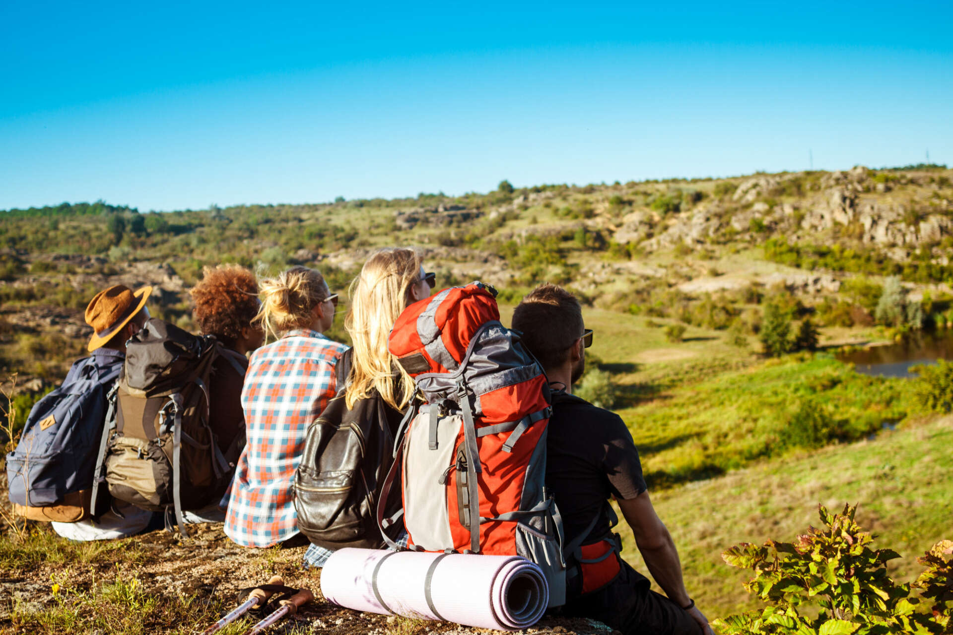 Eine Gruppe Wanderer macht Rast.