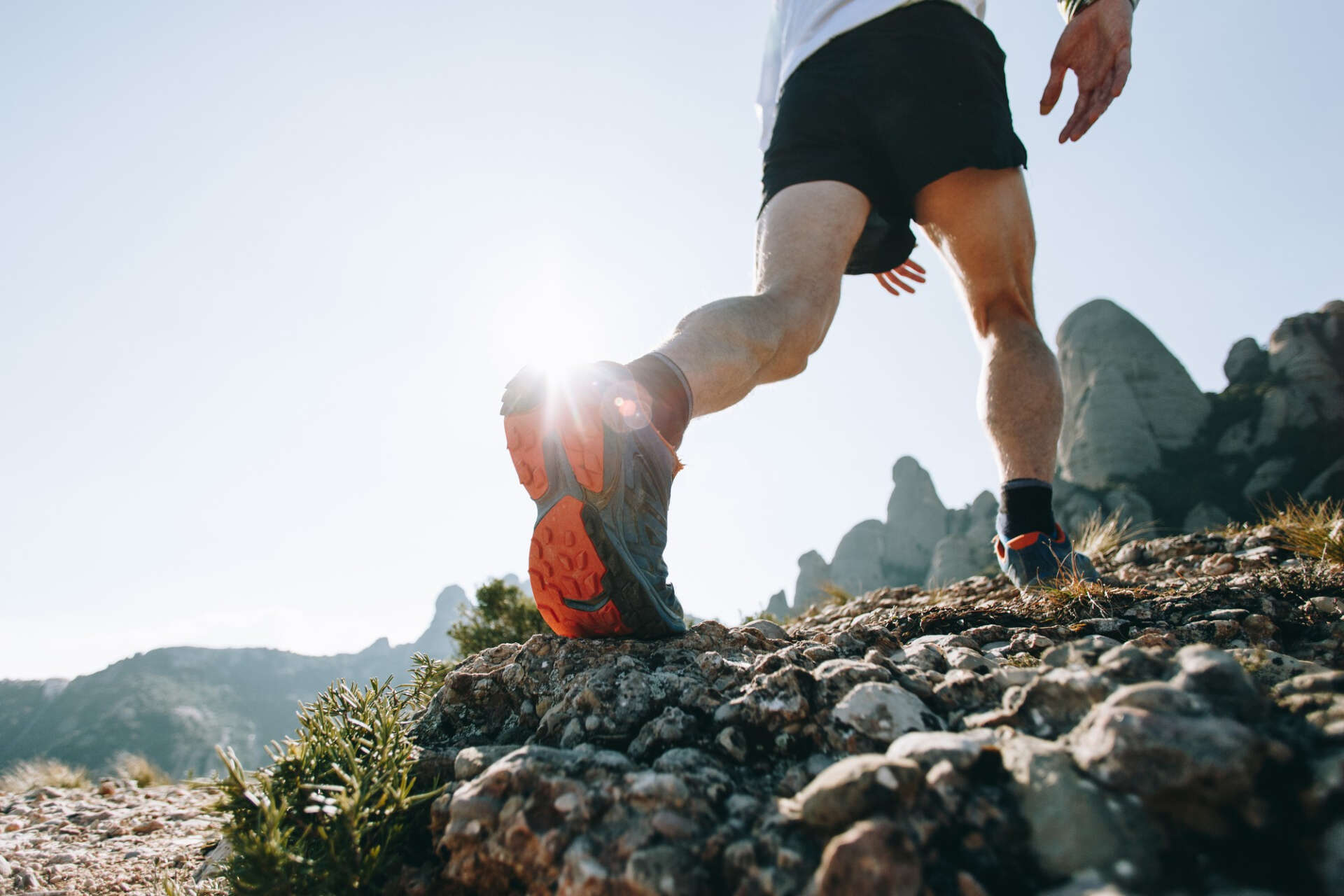 Eine Person beim Trailrunning: Sport stärkt das Immunsystem.