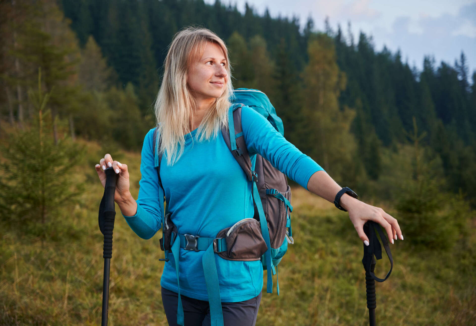 Abnehmen mit Wandern: Eine junge Frau beim Wandern in der Natur