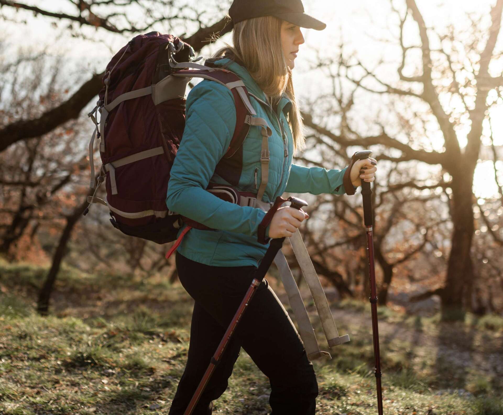 Mit Wandern abnehmen: Eine Frau ist in der Natur unterwegs.