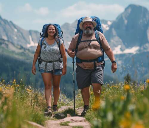 Ein Paar mit Übergewicht: Mit Wandern lässt sich gut abnehmen.
