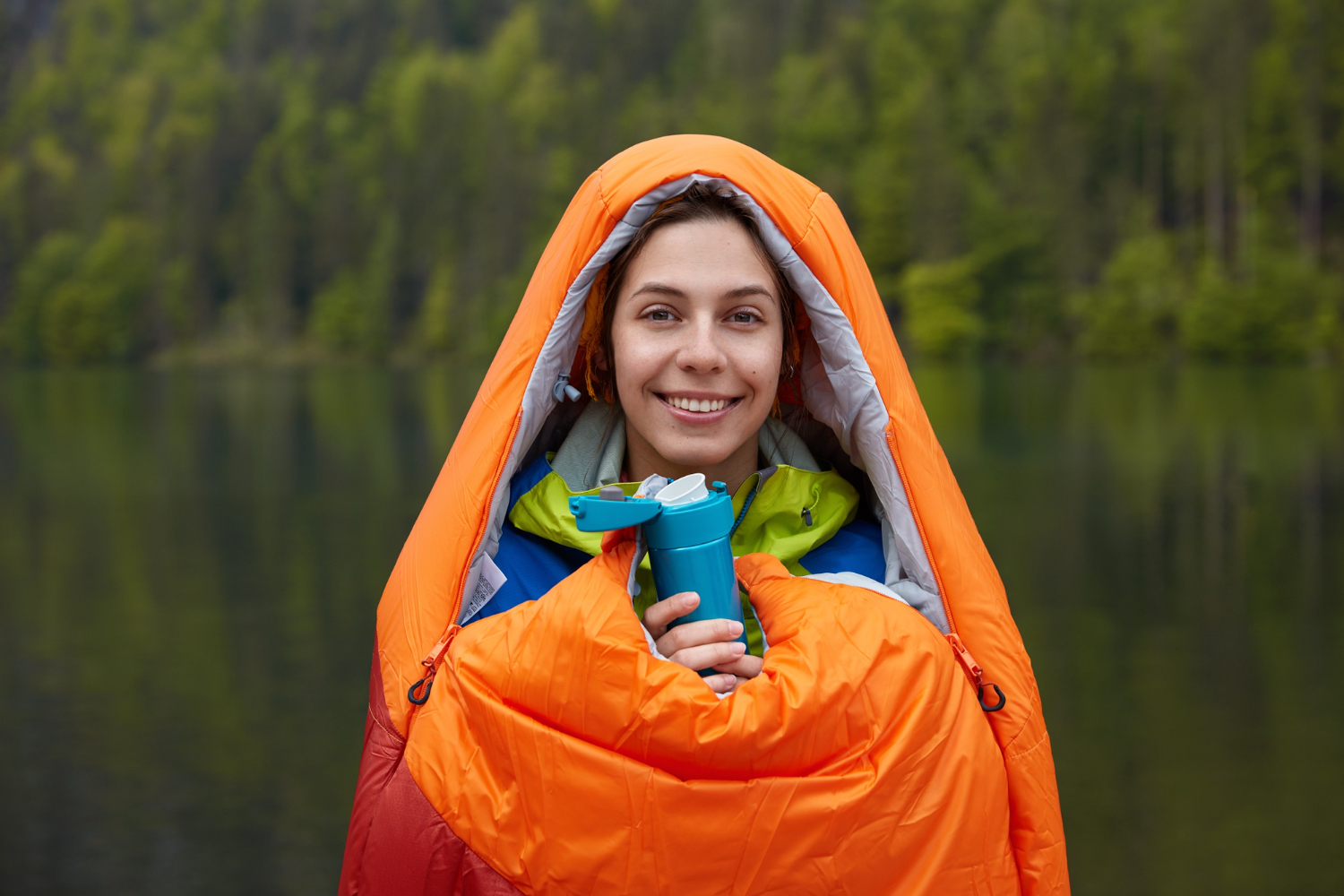 Wie schafft man es, bequem im Zelt zu schlafen? Eine Frau im Schlafsack.