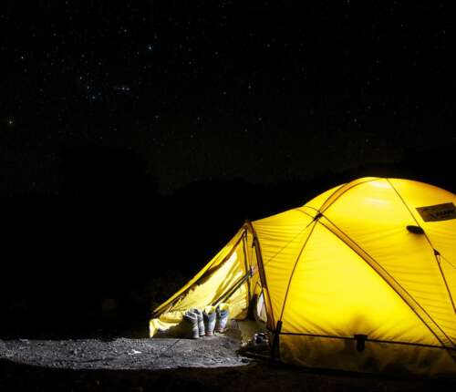 Ein gelbes Zelt leuchtet in der Nacht: Wie schafft man es, bequem zu zelten?