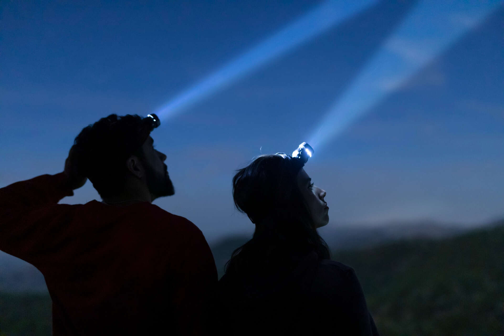 Zwei Wanderer mit Stirnlampen: Wichtige Wander-Gadgets