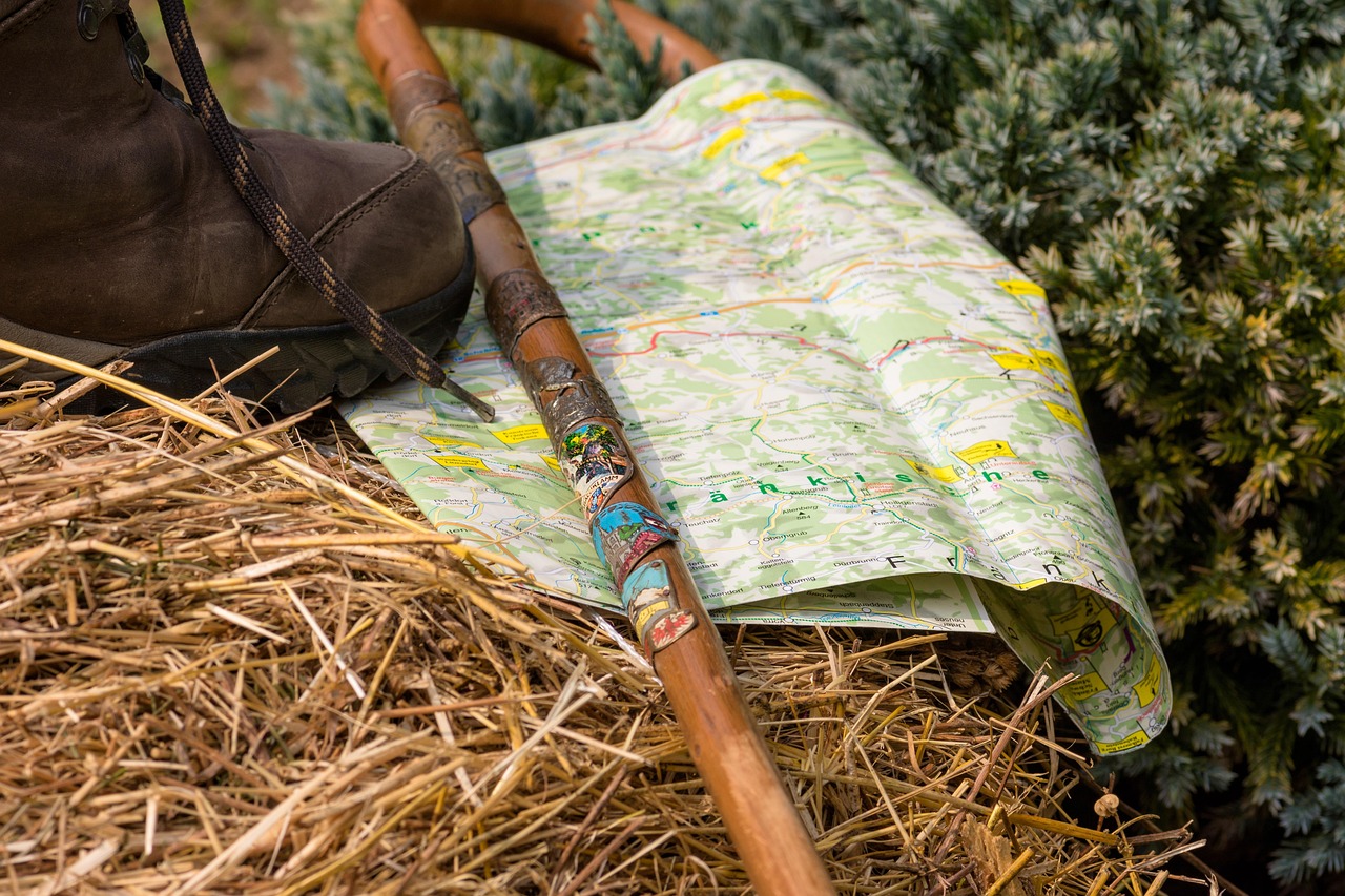Wandern am Thüringer Rennsteig: Wanderkarte, Wanderstock und Wanderschuh