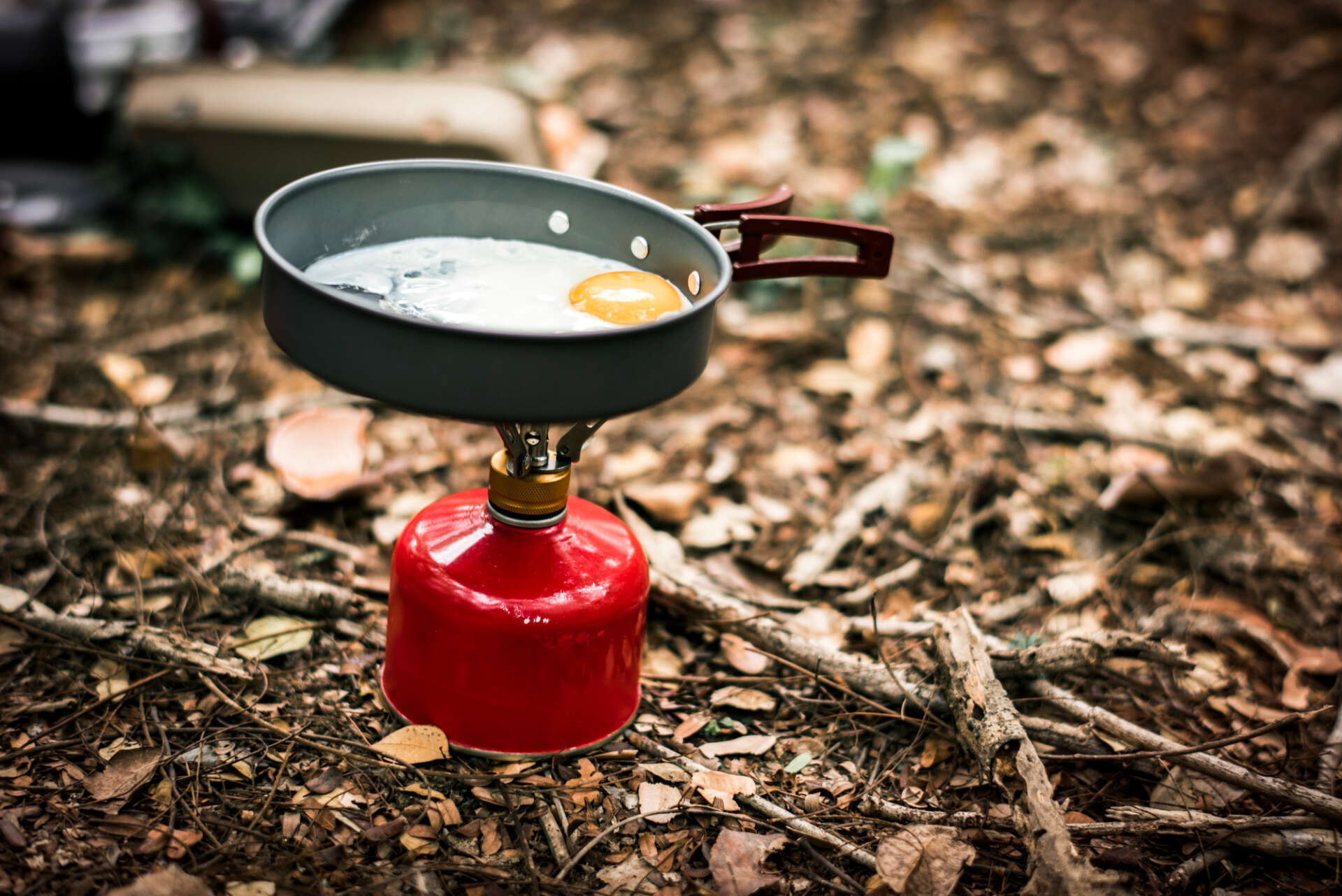 Kochen beim Wandern: Ein Spiegelei wird mithilfe eines Gaskochers gebraten.