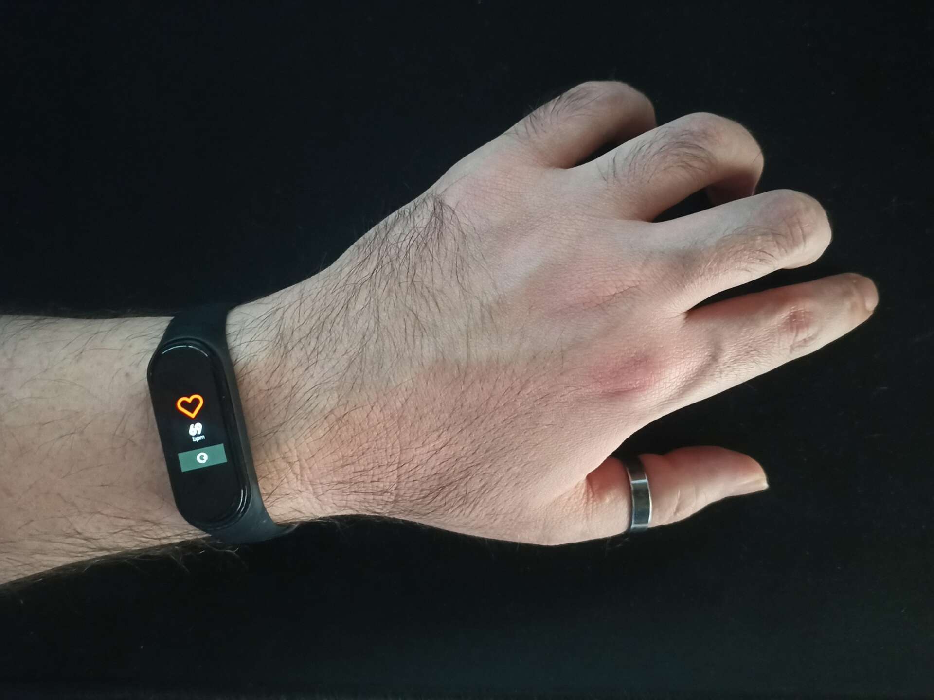 Wie hoch ist der Puls beim Gehen? Eine Person hat eine Pulsuhr um das Handgelenk.