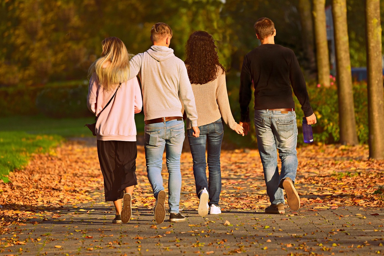 Wie verändert sich der Puls beim Gehen? Eine Personengruppe beim Spaziergang.