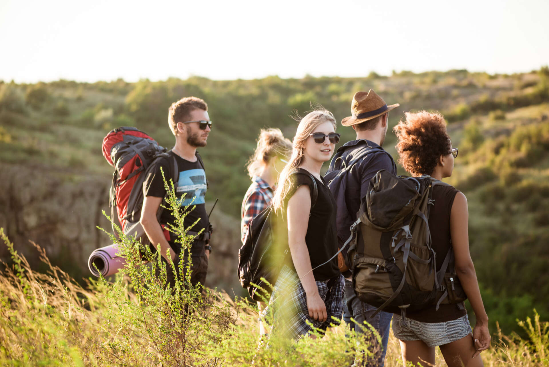 Eine Wandergruppe in der Natur: Wie viele km sind für Anfänger geeignet?