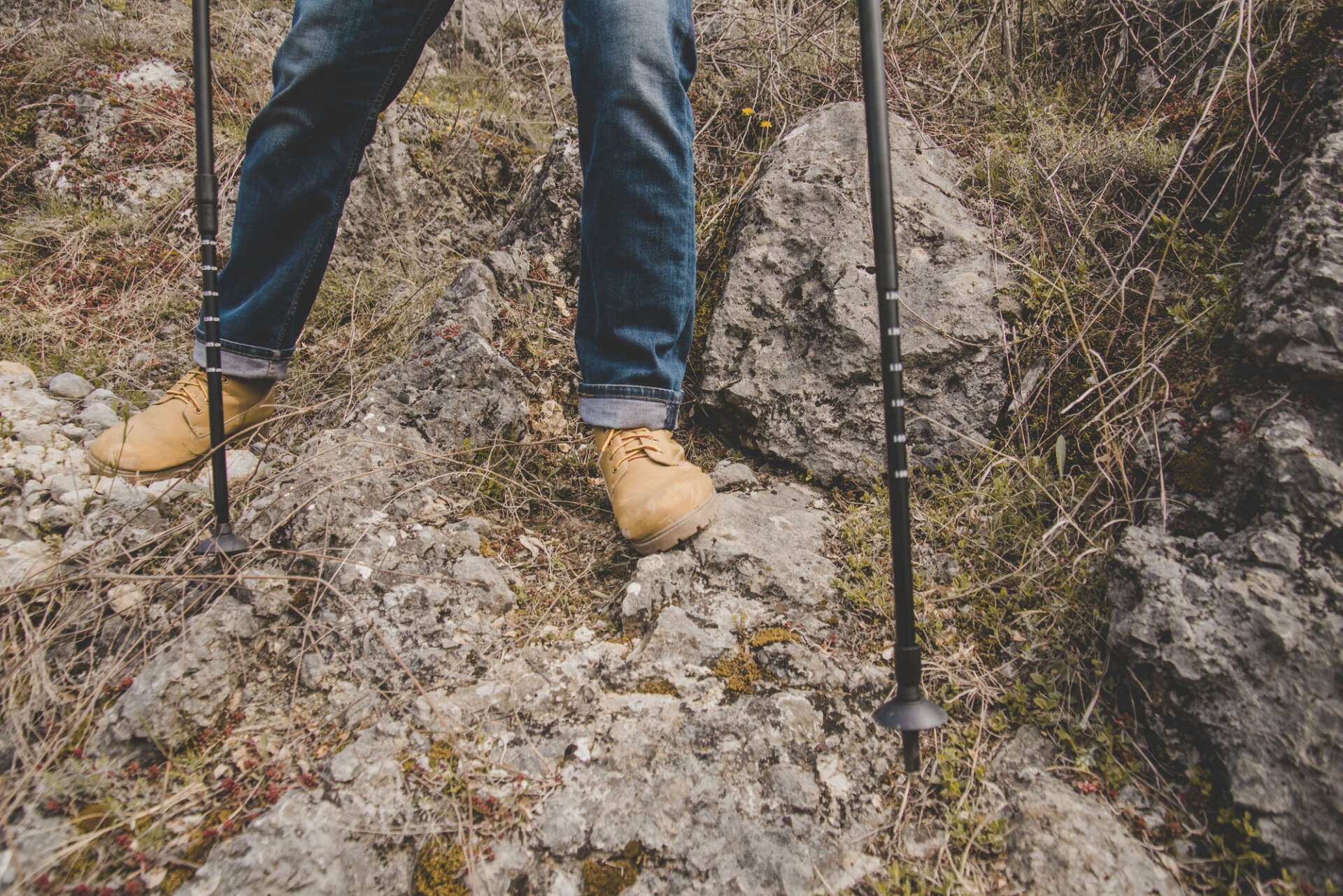 Ein Mann beim Wandern mit Wanderstöcken: Welche Technik ist die richtige?