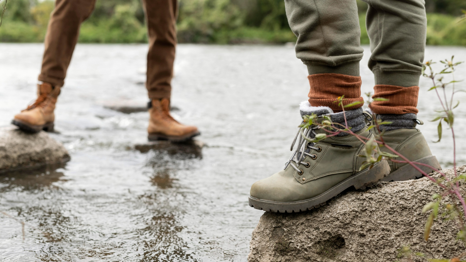 Zwei Personen mit Wanderschuhen im Regen: Welche Größe ist die richtige?