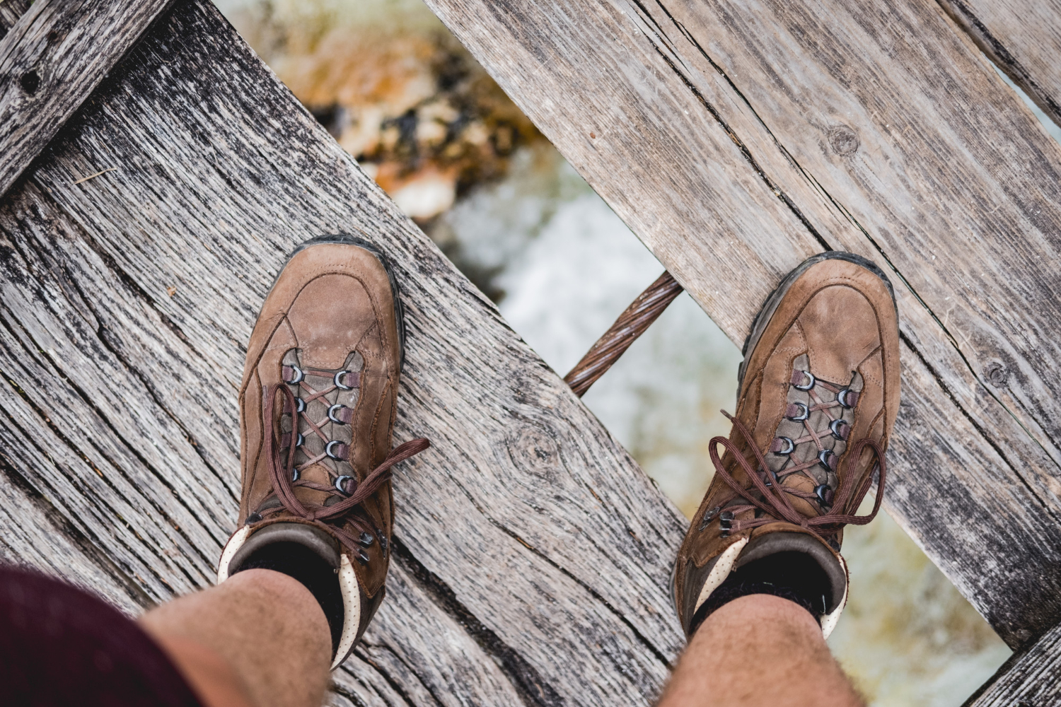 Aufnahme von oben: Ein Mann mit braunen Wanderschuhen