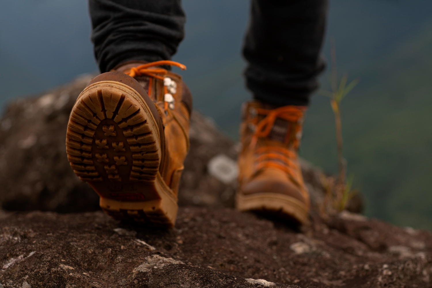 Ein Mann mit braunen Wanderschuhen: Wie findet man die richtige Schuhgröße?