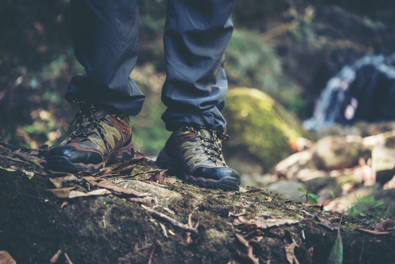 Ein Wanderer steht mit seinen Wanderschuhen auf einem Felsen: Welche Schuhgröße ist die richtige?