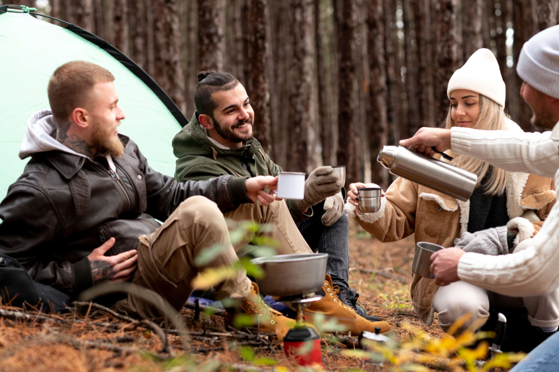 Wintercamping: Eine Freundesgruppe verpflegt sich beim Wandern.