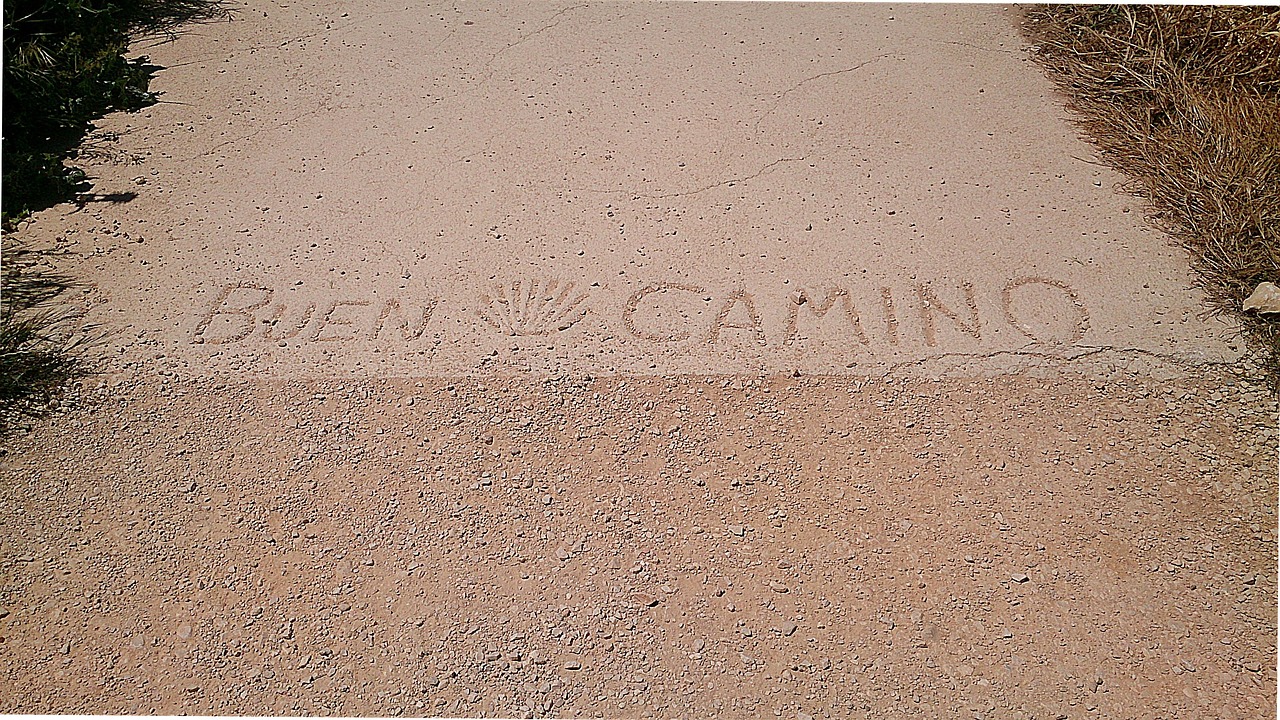Buen Camino, in den Sand gemalt: Wie bekommt man in Deutschland einen Pilgerausweis?