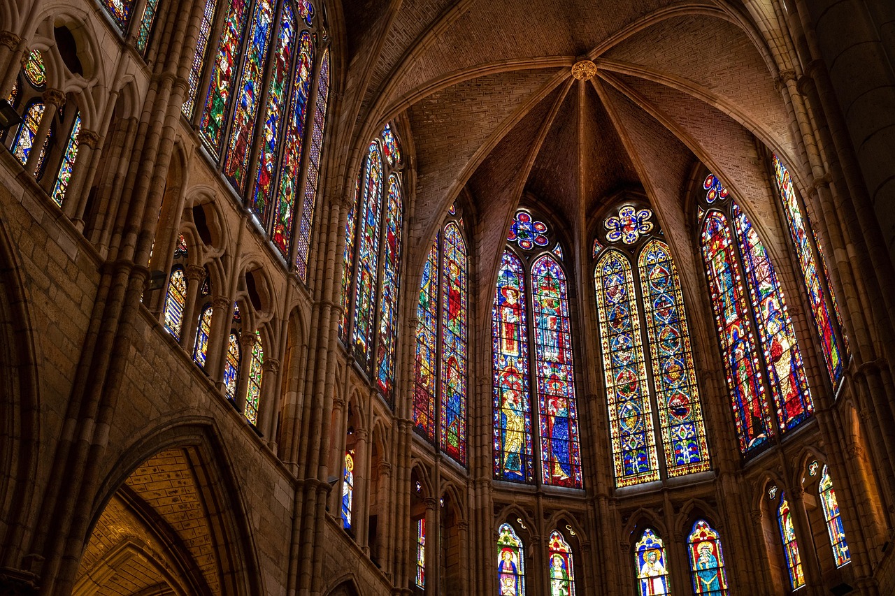 Eine Kathedrale mit hohen, bunten Kirchenfenstern