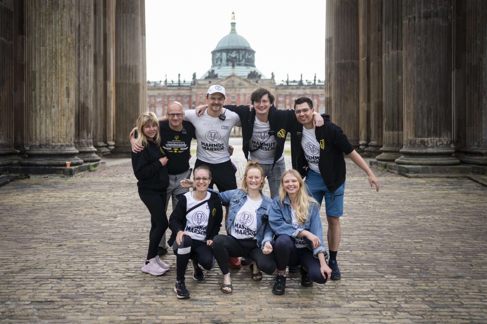 Gemeinsam beim Wandern: Eine Gruppe posiert beim Mammutmarsch in Berlin vor dem Brandenburger Tor. Wandergruppen werden immer beliebter.
