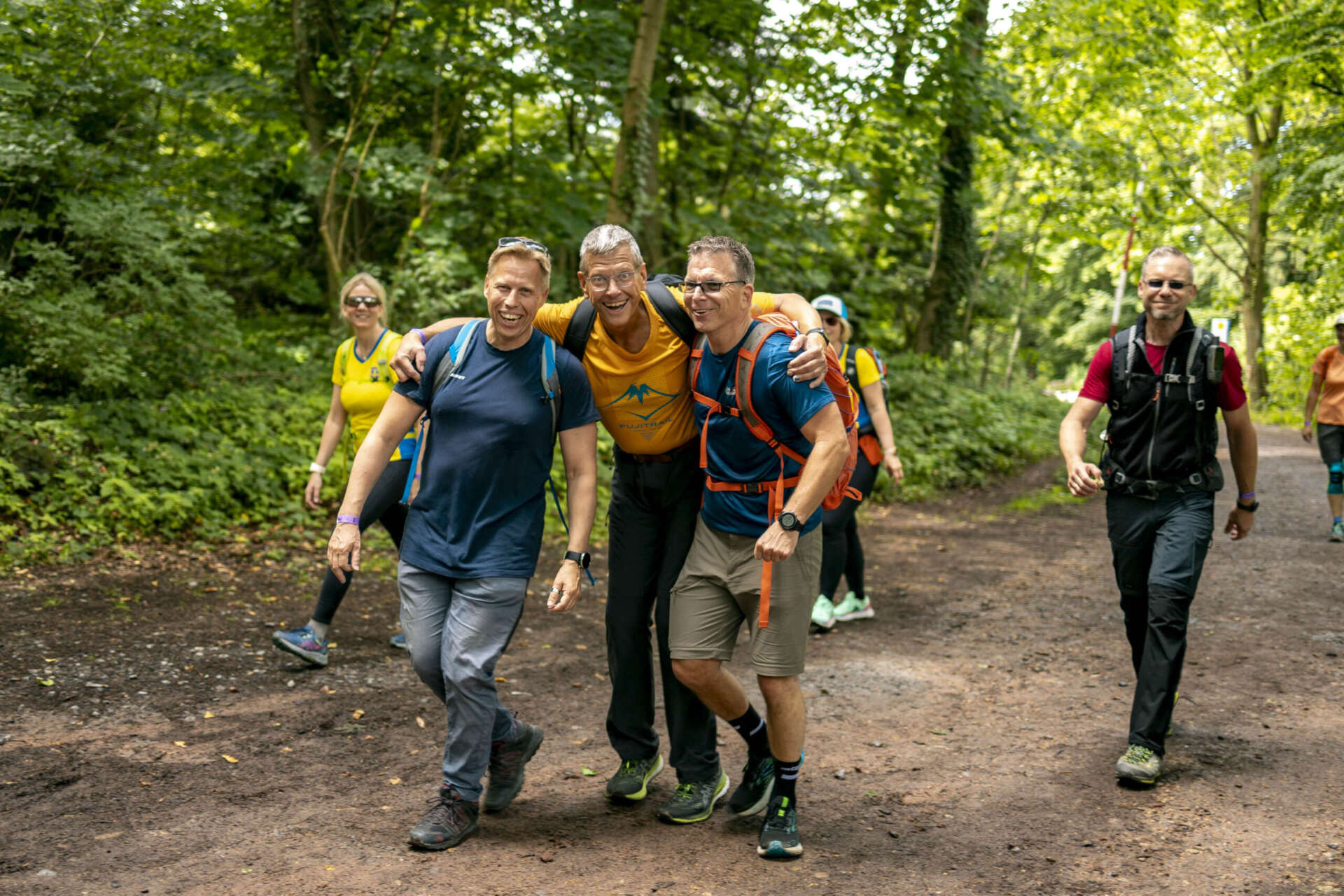 Wandergruppe beim Mammutmarsch: Gemeinsam unterwegs in der Natur