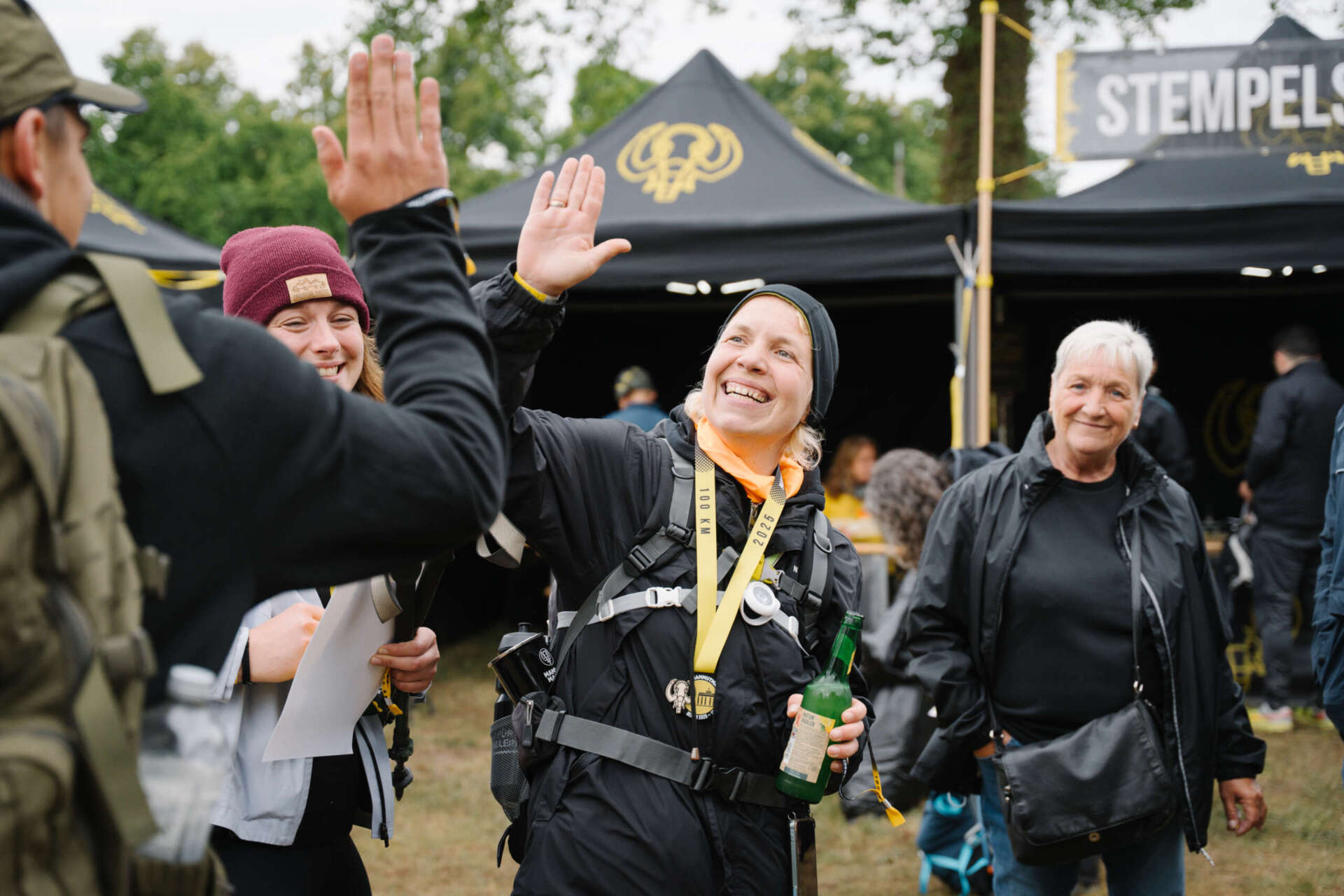 High Five: Eine Frau hat es beim Mammutmarsch ins Ziel geschafft.