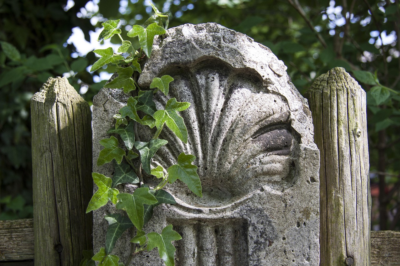 Muschelstatue aus Stein auf dem Jakobsweg