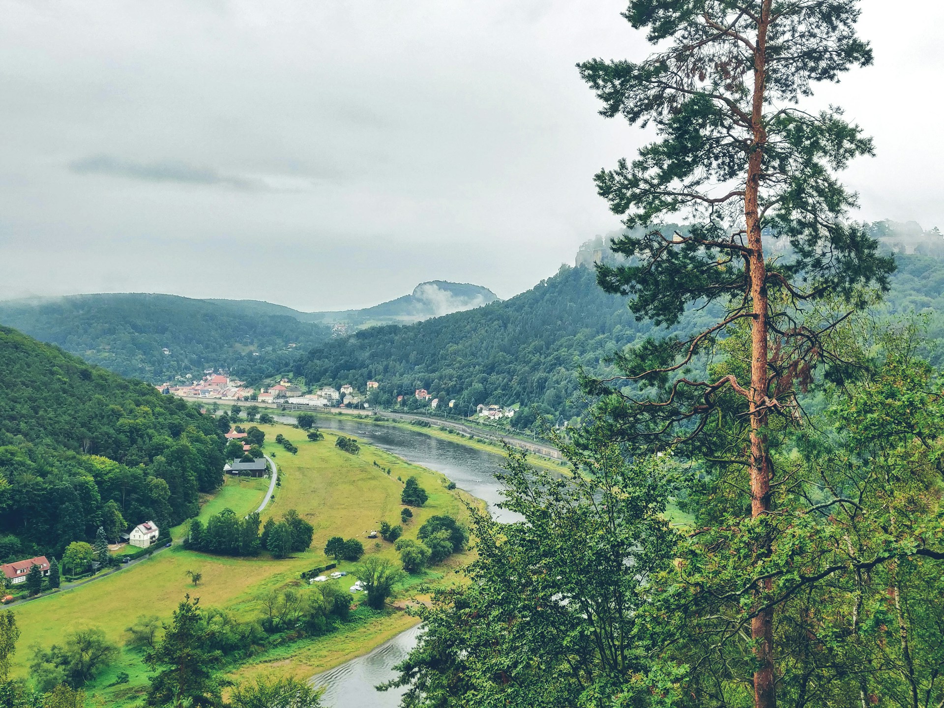 Osterzgebirge: Ausblick von einem Berg ins Tal bei einer Wanderung in Sachsen.
