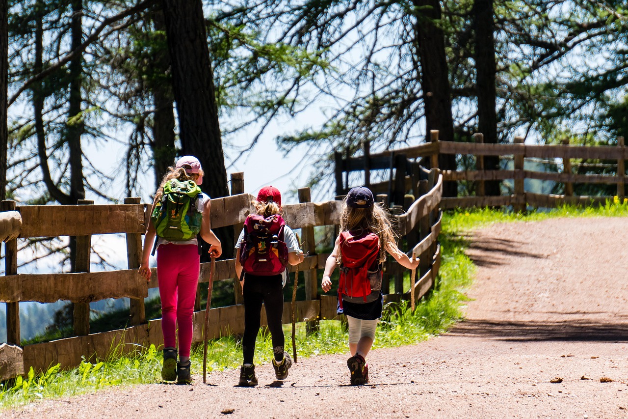 Drei Mädchen von hinten beim Wandern: Auch mit Kindern kann man die Zugspitze besteigen.