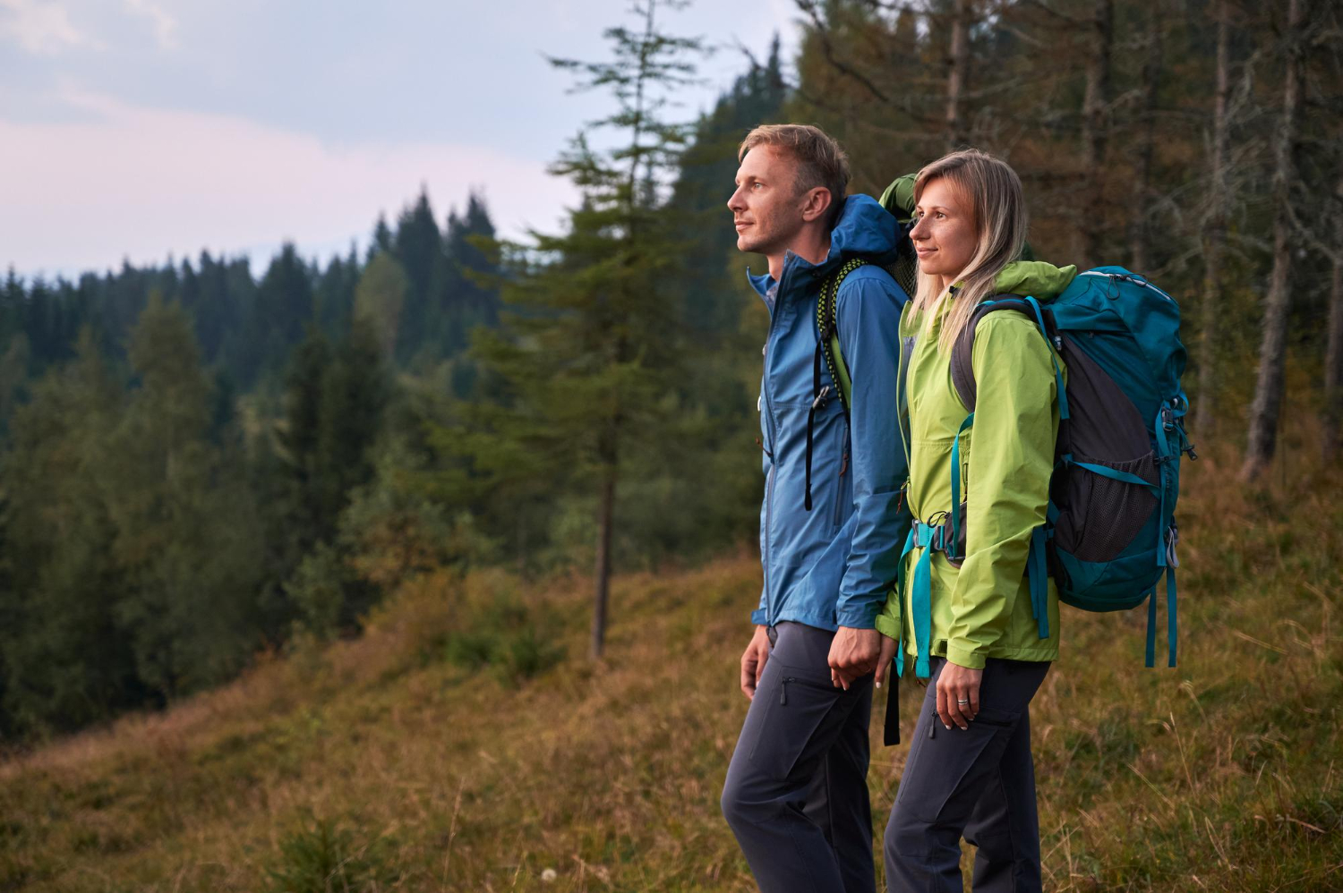 Ein paar beim Wandern: Wie bekommt man das Deutsche Wanderabzeichen?
