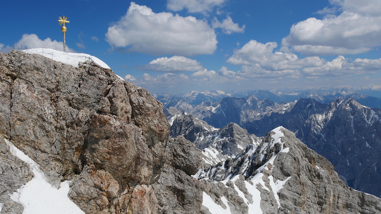 Panoramablick auf die Zugspitze: Auch mit Kindern kann man diese Wanderung unternehmen.