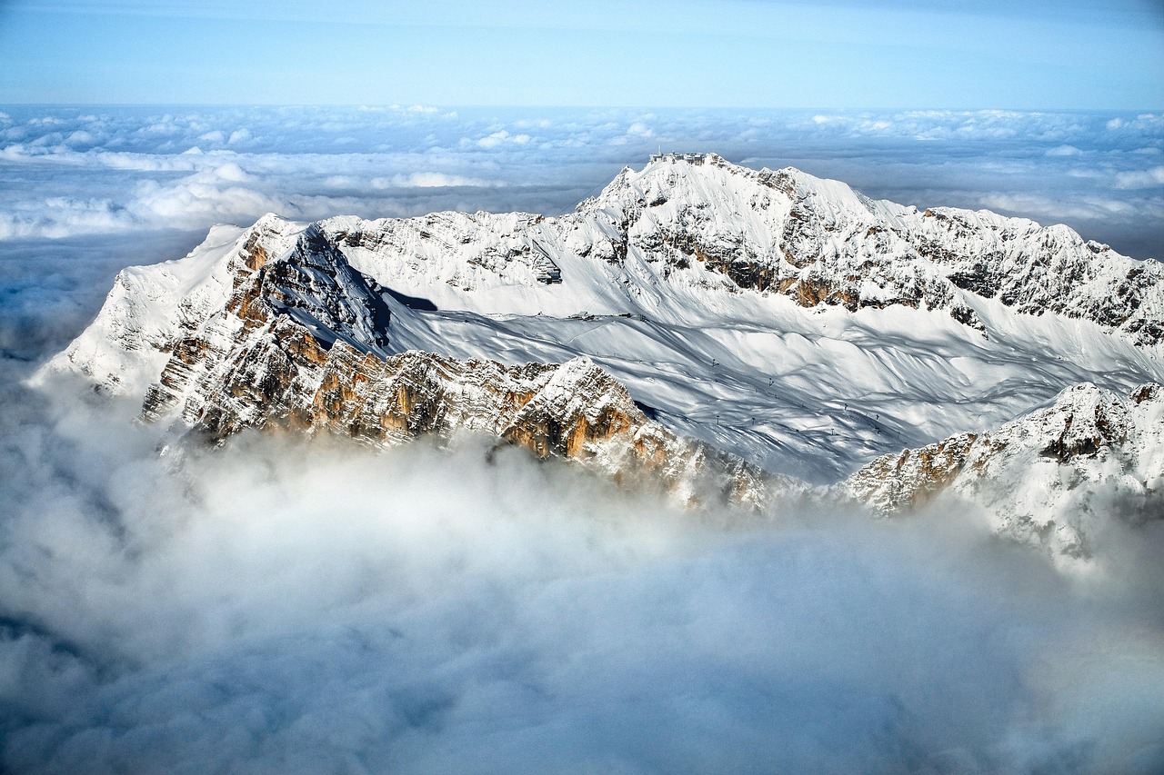 Verschneite Zugspitze im Nebel: Lässt sich der Gipfel mit Kindern erklimmen?