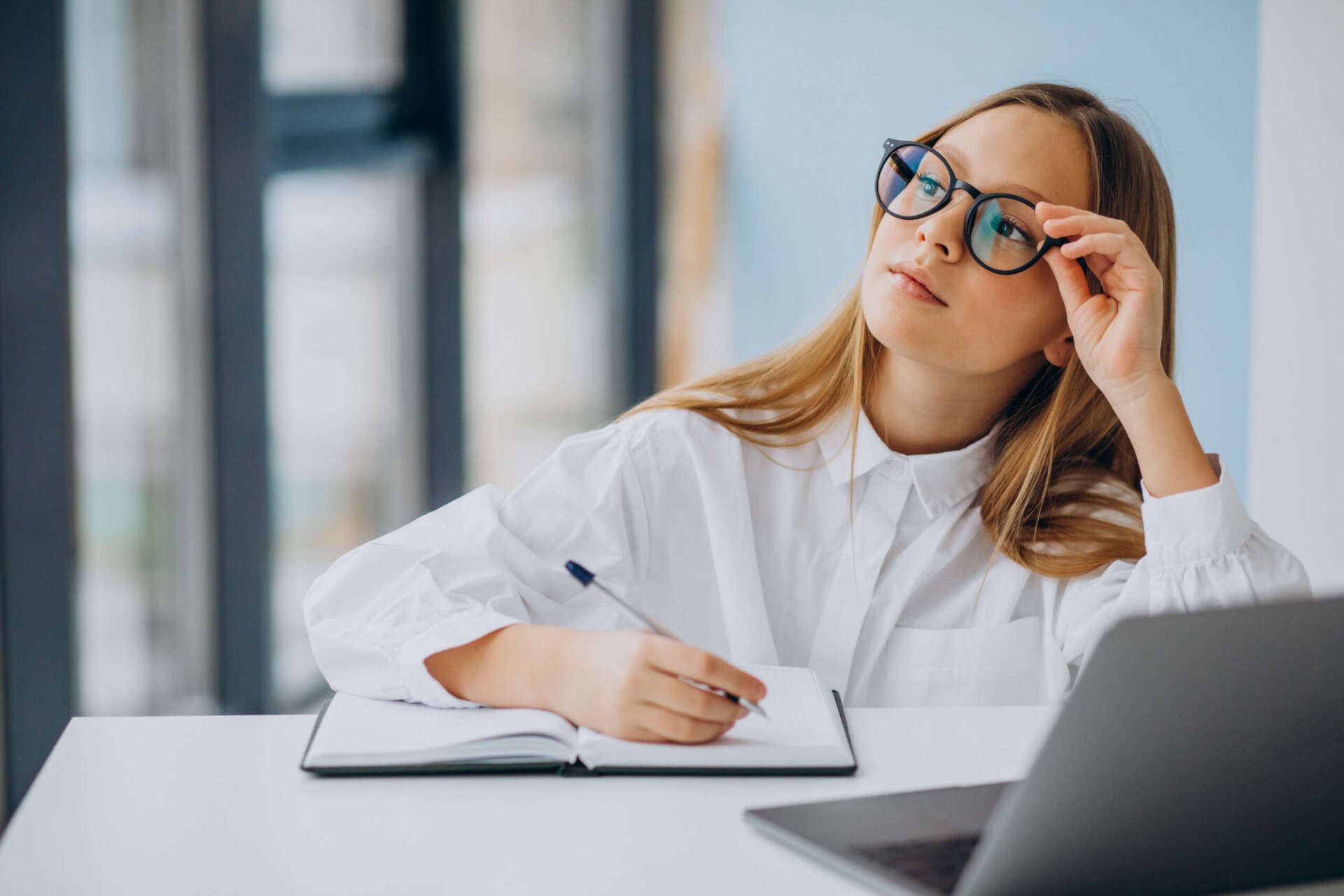 Im Flow: Eine junge Frau arbeitet konzentriert am Laptop.