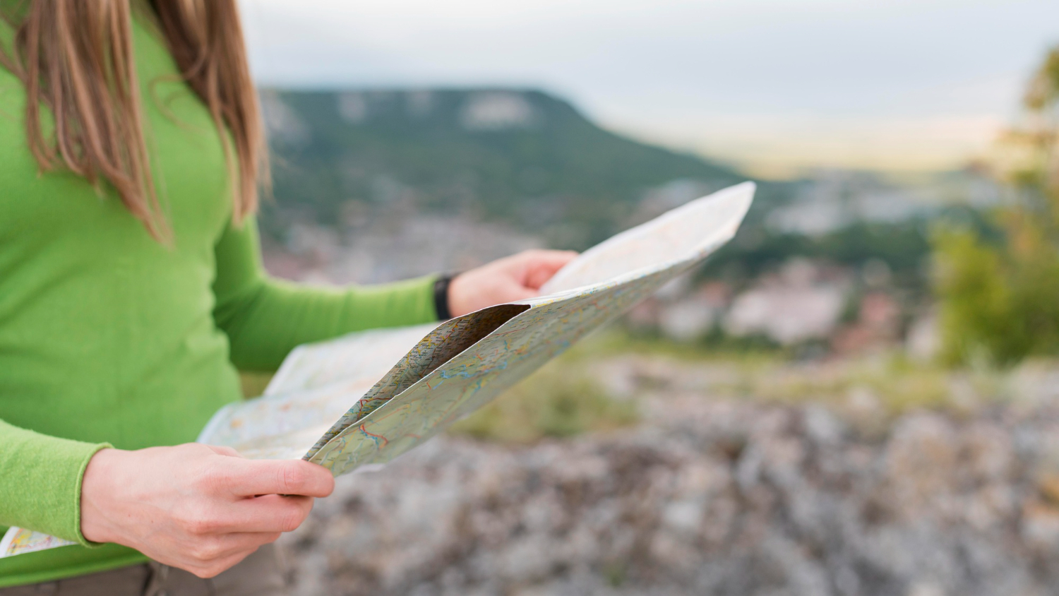 Navigation: Eine Wanderkarte gehört beim Wanderurlaub unbedingt auf die Packliste.