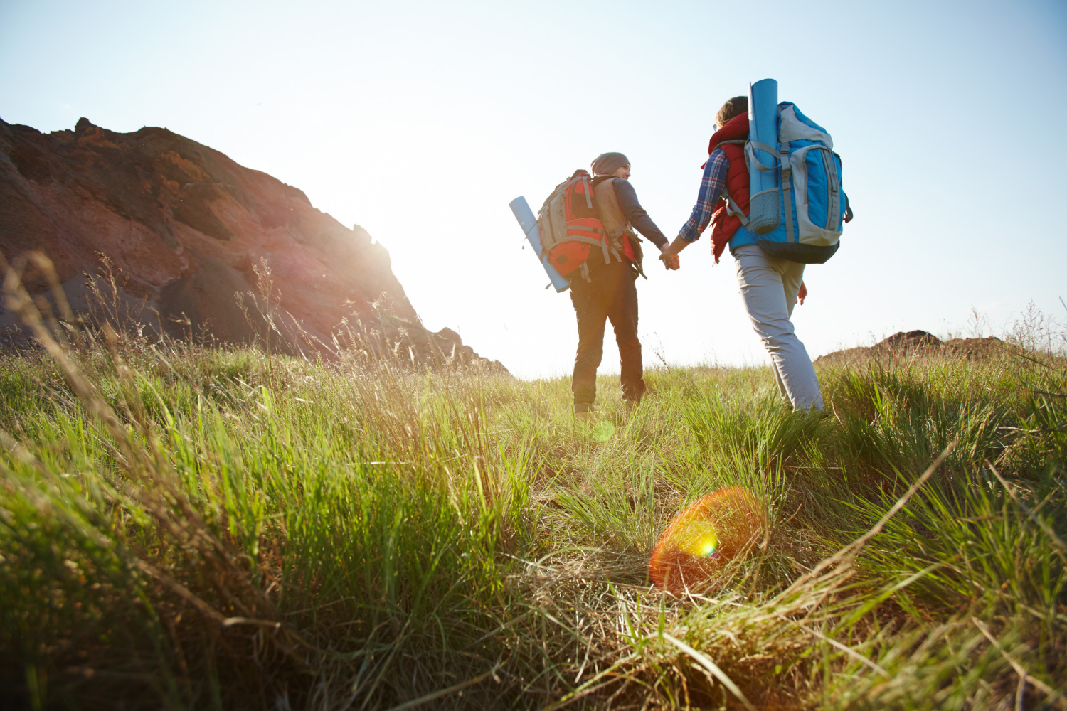 Ein Paar beim Wandern in der Natur: Wandern kann einen Flow auslösen.