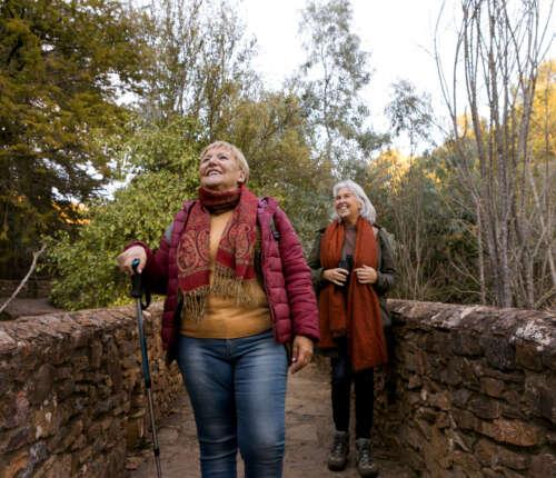 Wandern im Alter: Das geht zum Beispiel mit einer Senioren-Wandergruppe.