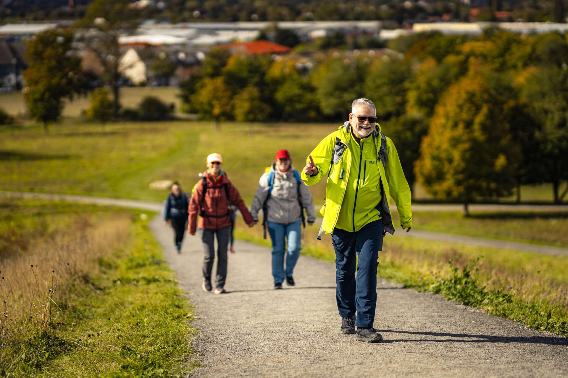 Wandern im höheren Alter: Mit 60+ sind Wanderungen eine gute Möglichkeit, fit zu bleiben.