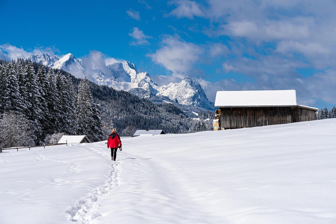 Person wandert bei Minusgraden durch verschneite Berglandschaft