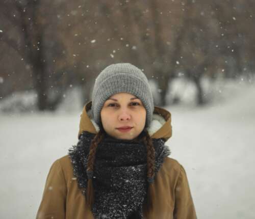 Frau beim Wandern im Schnee bei Minusgraden in Winterkleidung