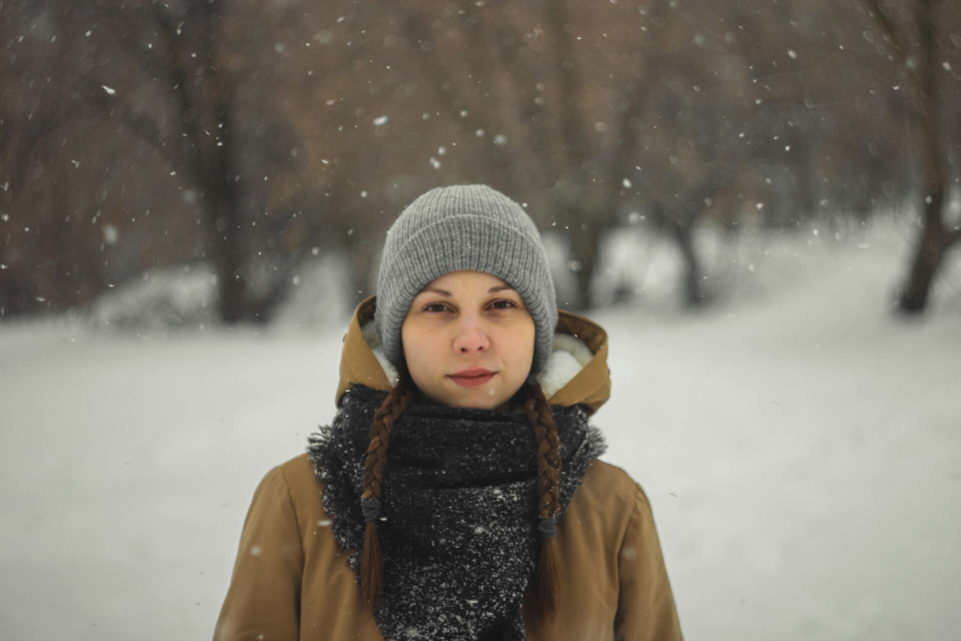 Frau beim Wandern im Schnee bei Minusgraden in Winterkleidung