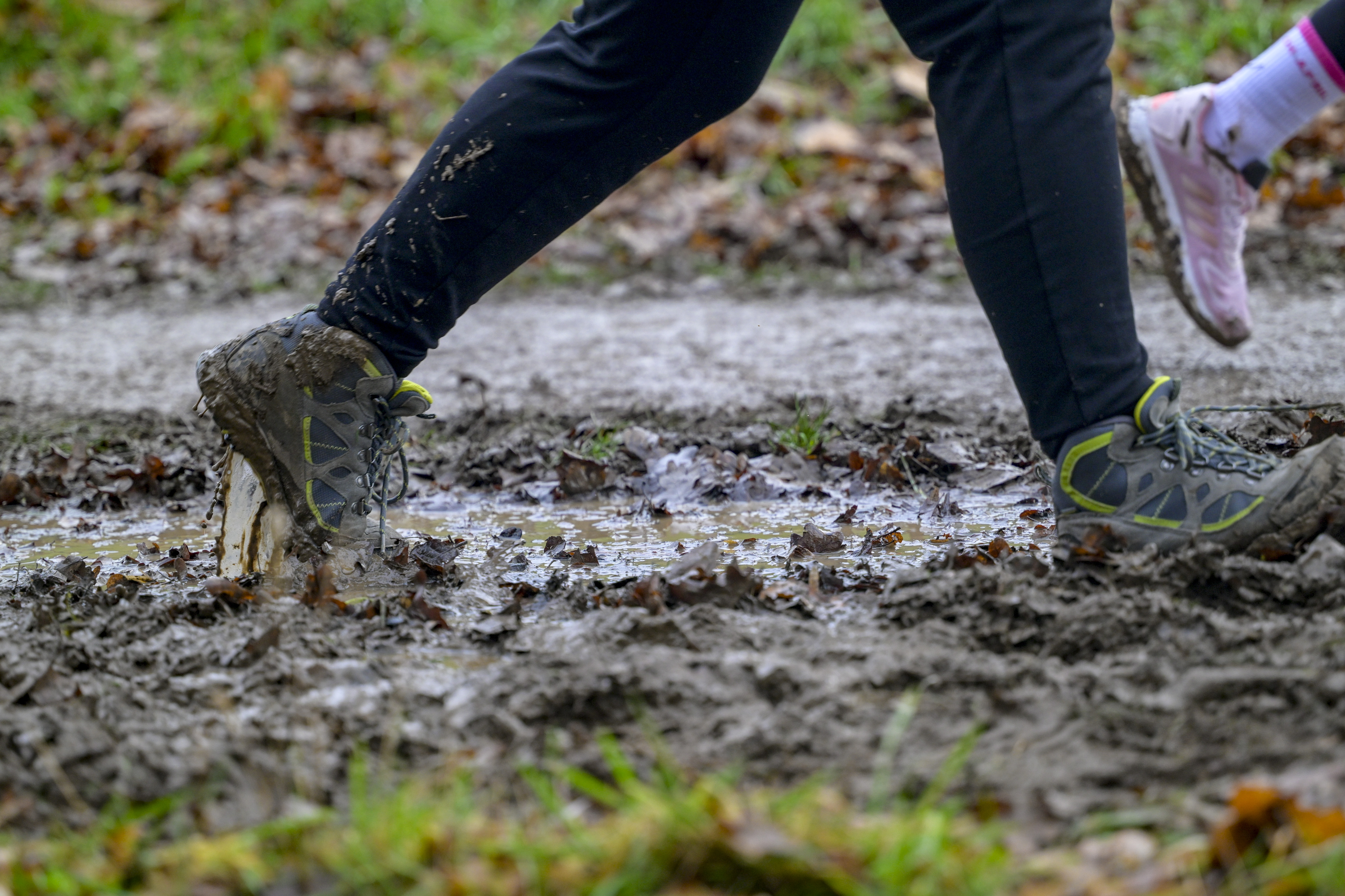 Trekkingschuhe im Einsatz auf matschigem Untergrund zeigen Halt und Stabilität bei anspruchsvollen Wanderbedingungen