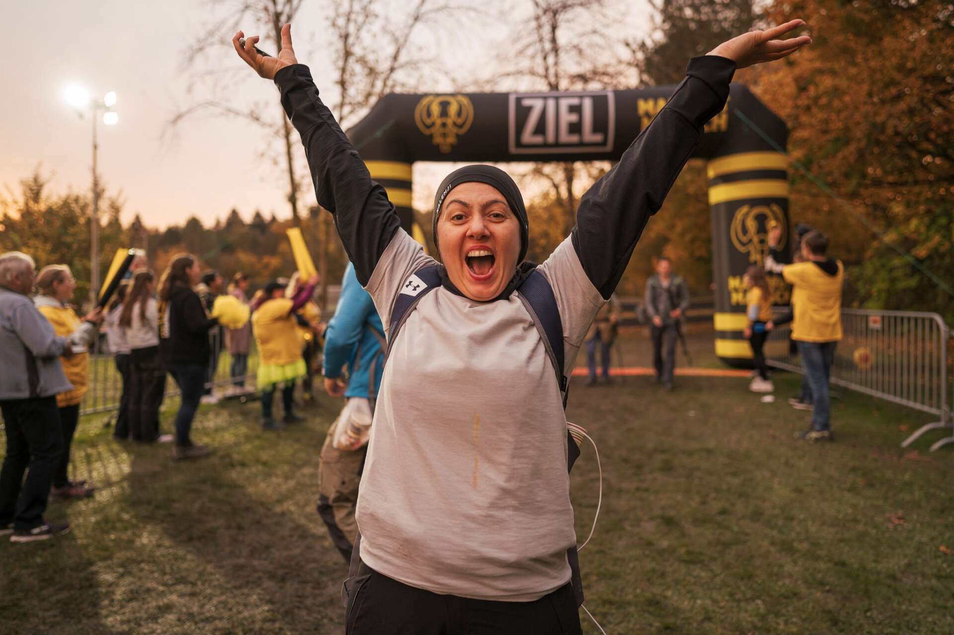 Teilnehmerin jubelt im Zielbereich des 100-km-Mammutmarschs