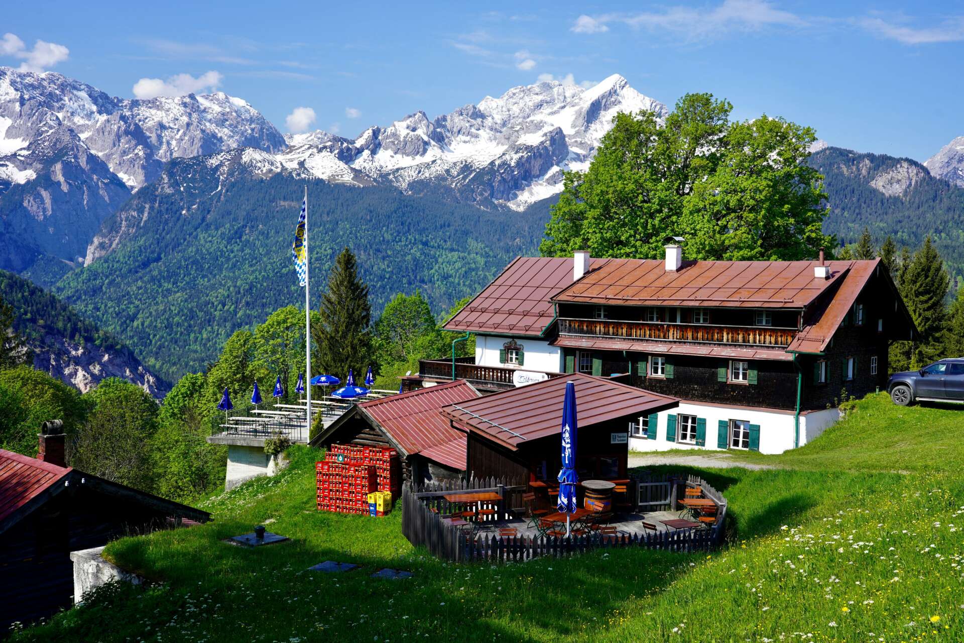 Almhütte bei Garmisch-Partenkirchen mit Bergblick und Einkehrmöglichkeit entlang der Wanderwege