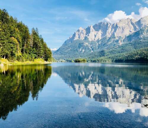 Bergsee bei Garmisch-Partenkirchen mit Blick auf die Zugspitze und umliegende Wanderwege