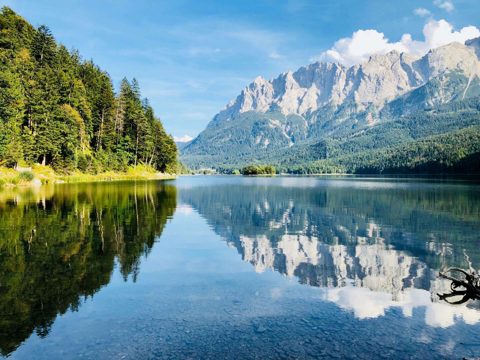 Bergsee bei Garmisch-Partenkirchen mit Blick auf die Zugspitze und umliegende Wanderwege